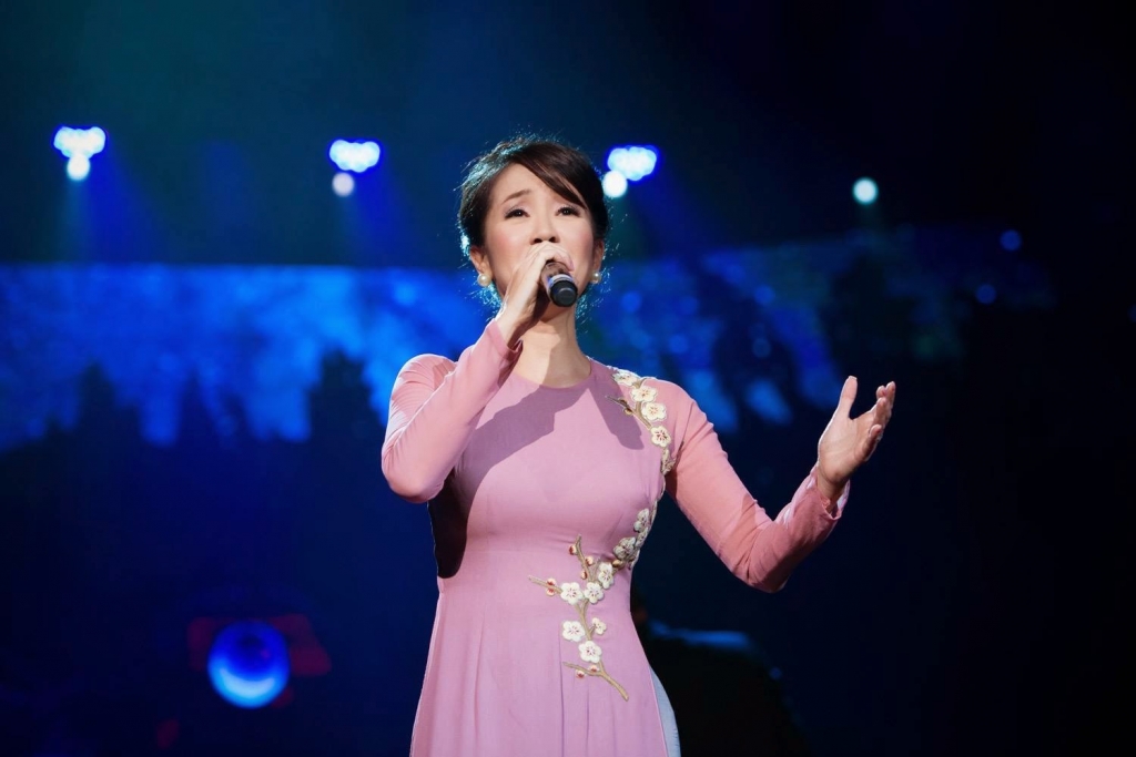 diva hong nhung luon hao hung va tran day nang luong khi dung tren san khau diff