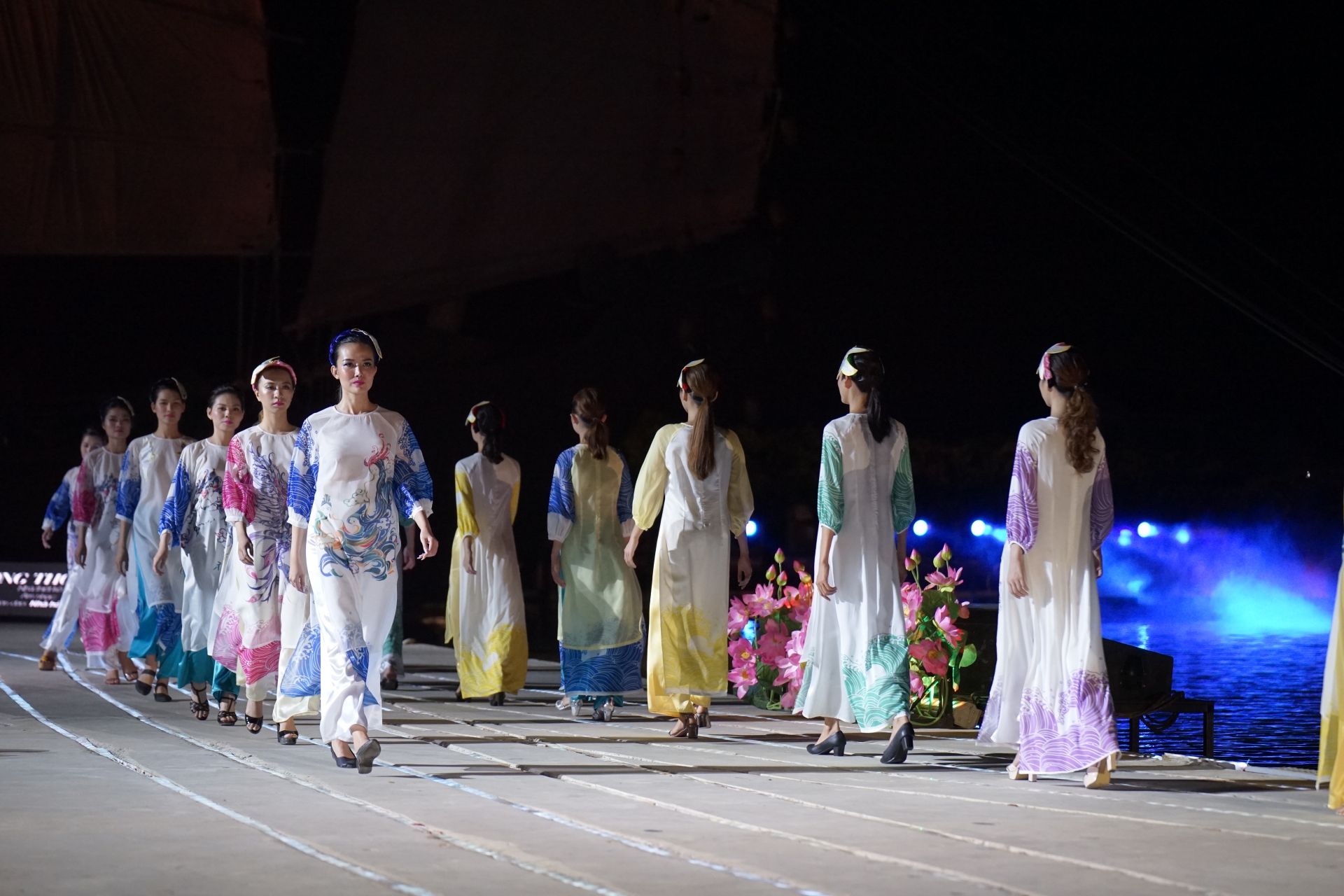 ton vinh ve dep bat bien cua ao dai viet nam tren san khau ky uc hoi an