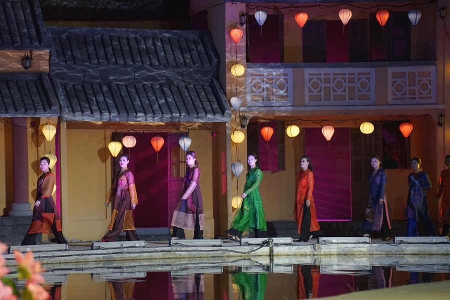 ton vinh ve dep bat bien cua ao dai viet nam tren san khau ky uc hoi an