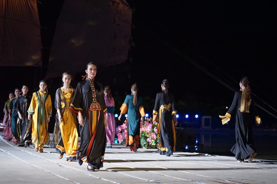 ton vinh ve dep bat bien cua ao dai viet nam tren san khau ky uc hoi an