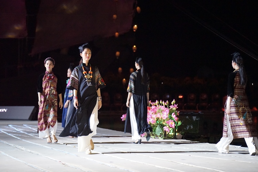 ton vinh ve dep bat bien cua ao dai viet nam tren san khau ky uc hoi an