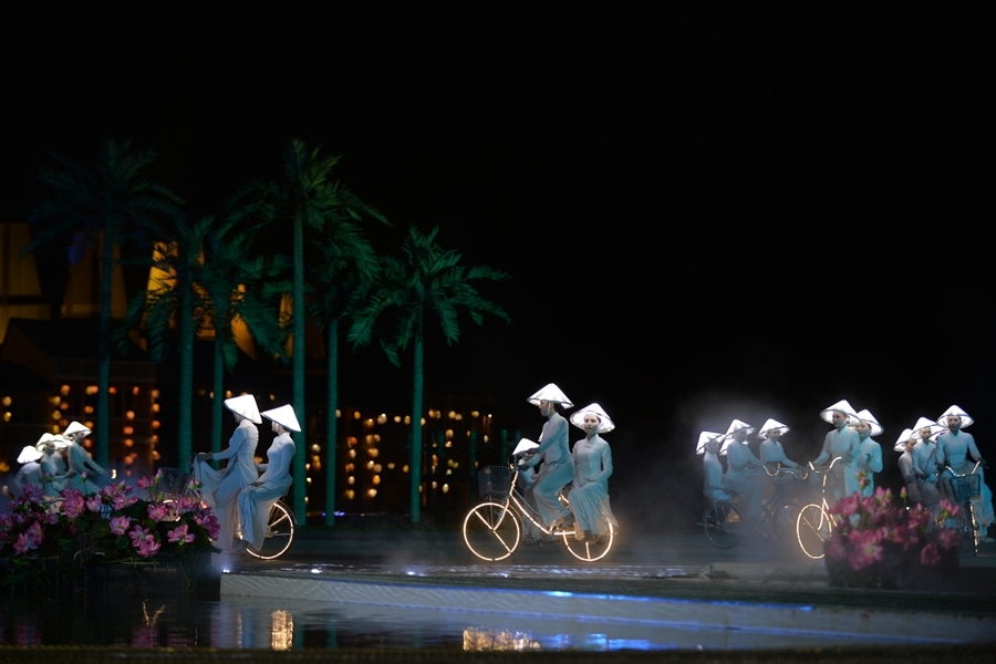 ton vinh ve dep bat bien cua ao dai viet nam tren san khau ky uc hoi an