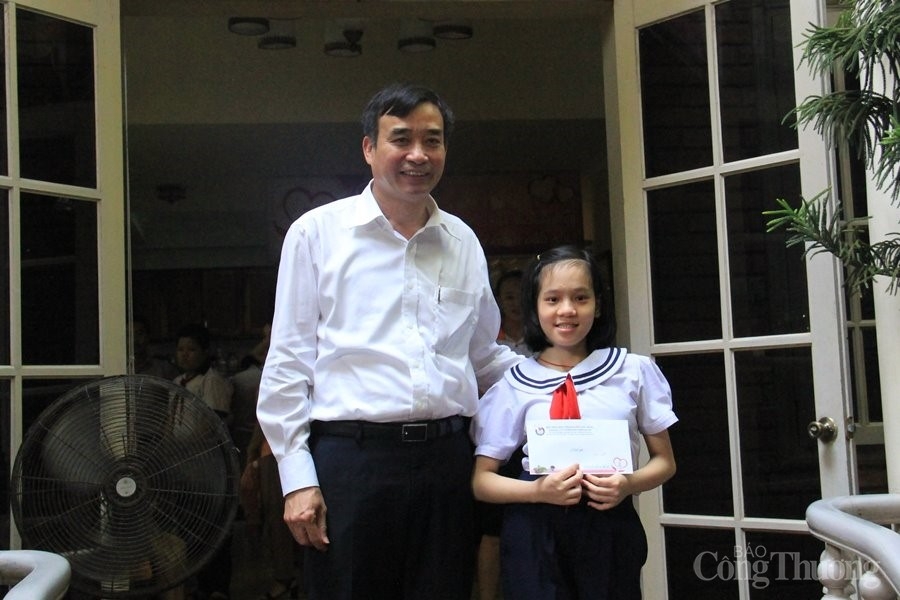 Người làm báo đồng hành với hành trình đến trường của học sinh, sinh viên nghèo nguoi lam bao dong hanh voi hanh trinh den truong cua hoc sinh sinh vien ngheo