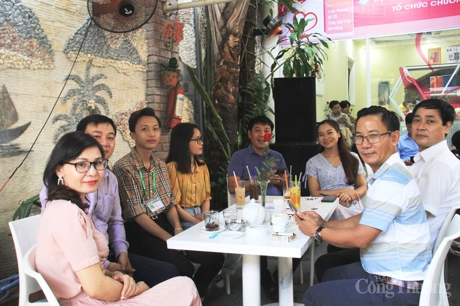 Người làm báo đồng hành với hành trình đến trường của học sinh, sinh viên nghèo nguoi lam bao dong hanh voi hanh trinh den truong cua hoc sinh sinh vien ngheo