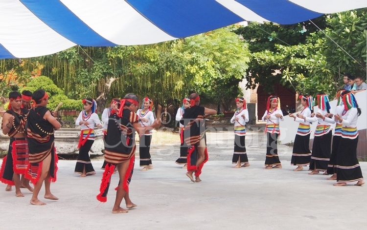 da nang du khach thich thu trai nghiem van hoa cong chieng dong bao cor quang ngai