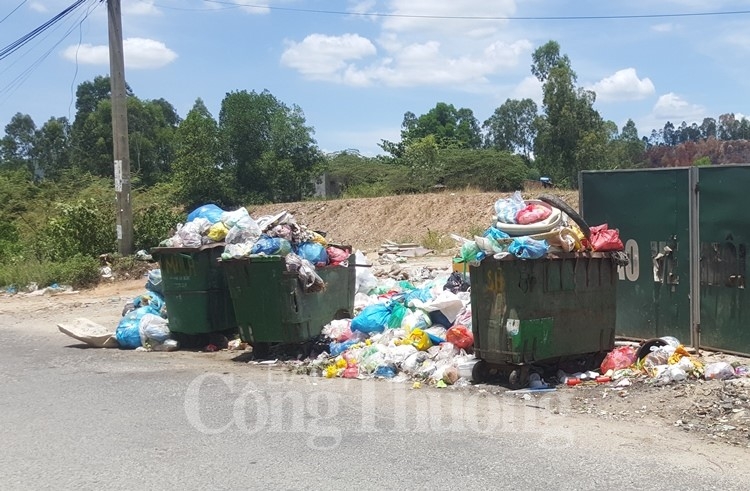 da nang no luc dua hang nghin tan rac thai ton luu tai cac khu dan cu ve bai rac