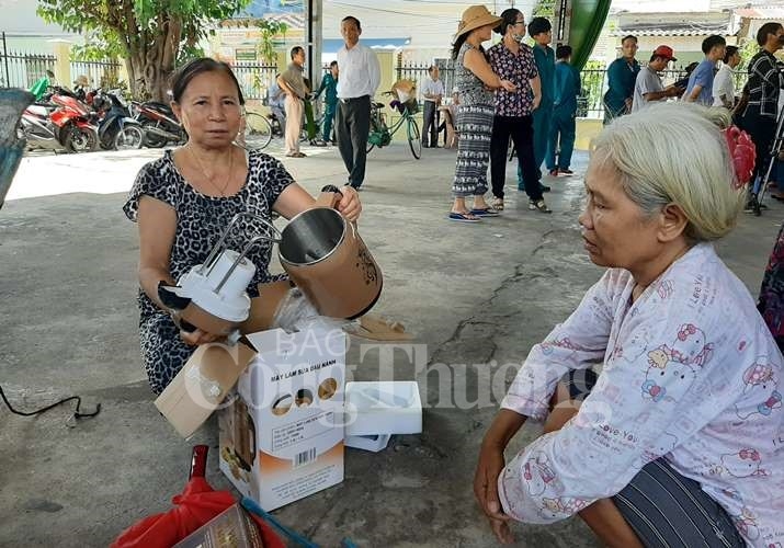 Hàng hóa không đảm bảo chất lượng nhưng phường vẫn vận động người dân nên chấp nhận hang hoa khong dam bao chat luong nhung phuong van van dong nguoi dan nen chap nhan