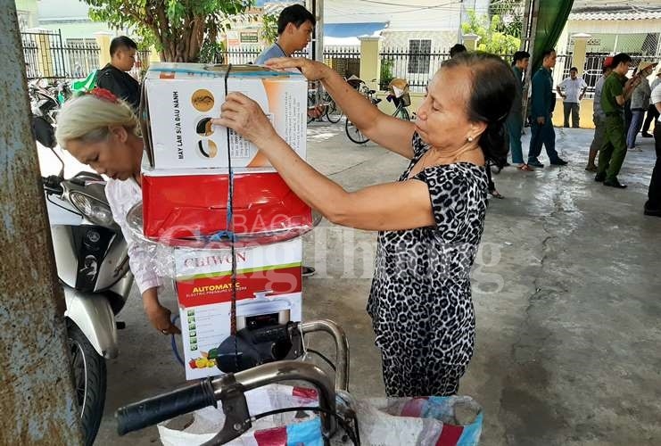 Hàng hóa không đảm bảo chất lượng nhưng phường vẫn vận động người dân nên chấp nhận hang hoa khong dam bao chat luong nhung phuong van van dong nguoi dan nen chap nhan