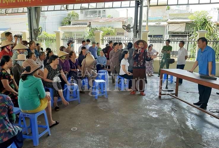 Hàng hóa không đảm bảo chất lượng nhưng phường vẫn vận động người dân nên chấp nhận hang hoa khong dam bao chat luong nhung phuong van van dong nguoi dan nen chap nhan