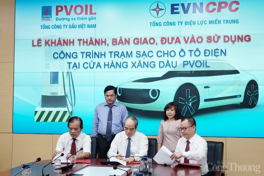 Bàn giao trạm sạc sử dụng năng lượng mặt trời cho ô tô điện ban giao tram sac su dung nang luong mat troi cho o to dien