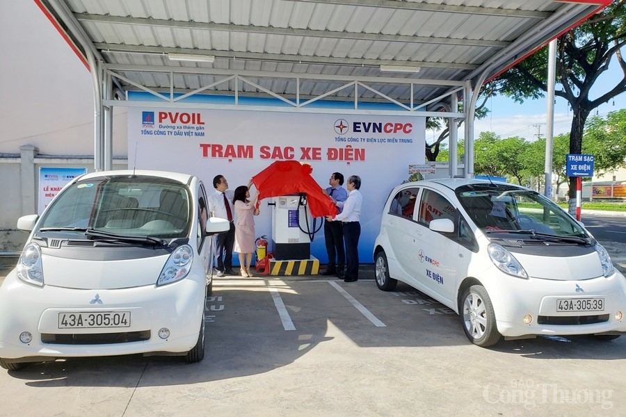 Bàn giao trạm sạc sử dụng năng lượng mặt trời cho ô tô điện ban giao tram sac su dung nang luong mat troi cho o to dien