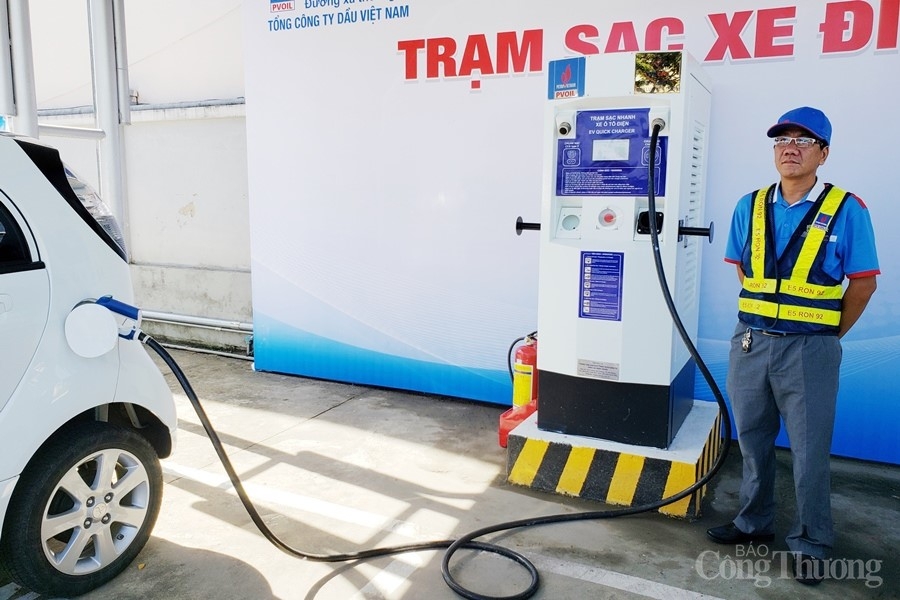 Bàn giao trạm sạc sử dụng năng lượng mặt trời cho ô tô điện ban giao tram sac su dung nang luong mat troi cho o to dien