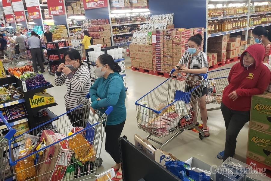 hang hoa doi dao nguoi dan da nang binh tinh buoc vao cuoc chien covid 19