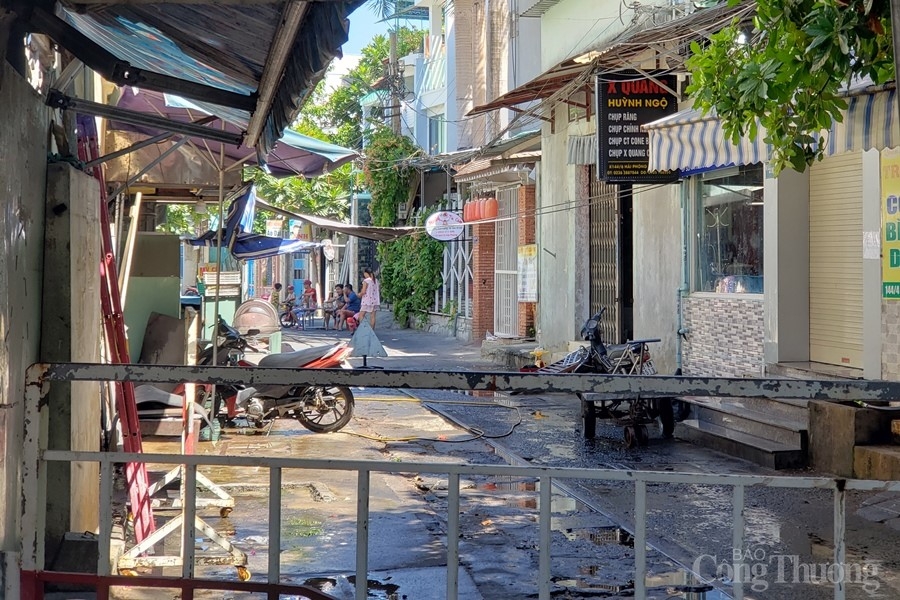 Đà Nẵng: Ngày đầu phong tỏa bệnh viện, bệnh nhân xếp hàng chờ vào chạy thận da nang ngay dau phong toa benh vien benh nhan xep hang cho vao chay than