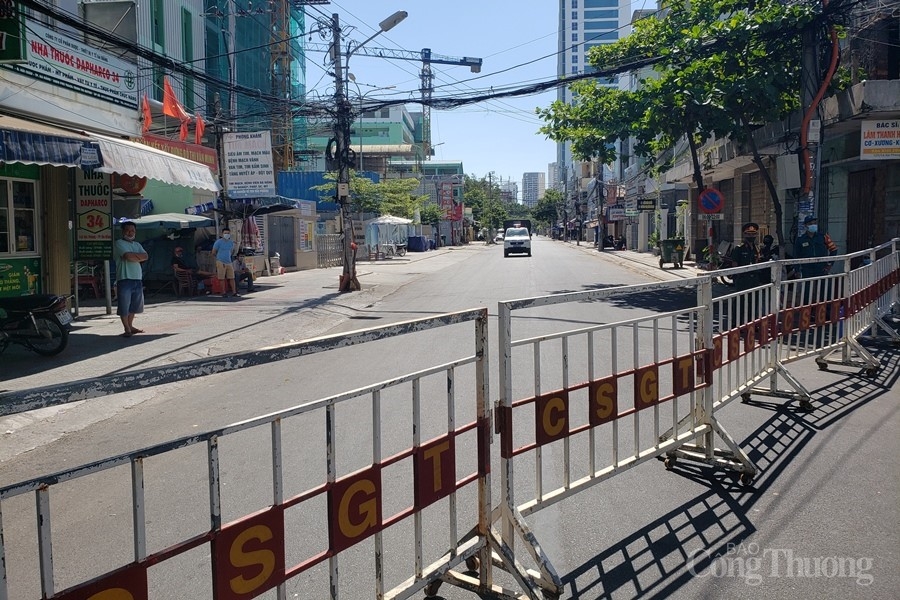 Đà Nẵng: Ngày đầu phong tỏa bệnh viện, bệnh nhân xếp hàng chờ vào chạy thận da nang ngay dau phong toa benh vien benh nhan xep hang cho vao chay than