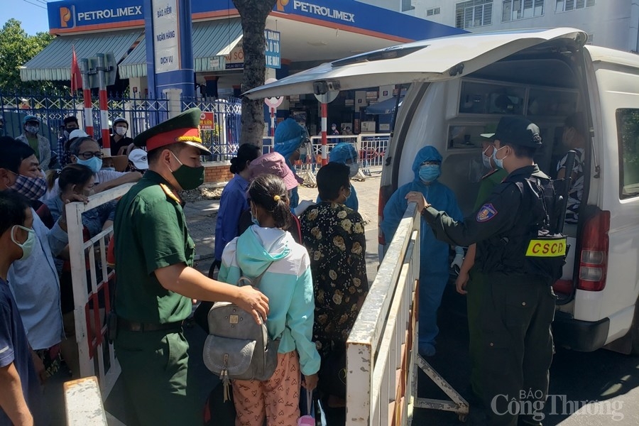 Đà Nẵng: Ngày đầu phong tỏa bệnh viện, bệnh nhân xếp hàng chờ vào chạy thận da nang ngay dau phong toa benh vien benh nhan xep hang cho vao chay than