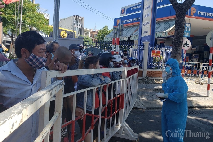 Đà Nẵng: Ngày đầu phong tỏa bệnh viện, bệnh nhân xếp hàng chờ vào chạy thận da nang ngay dau phong toa benh vien benh nhan xep hang cho vao chay than