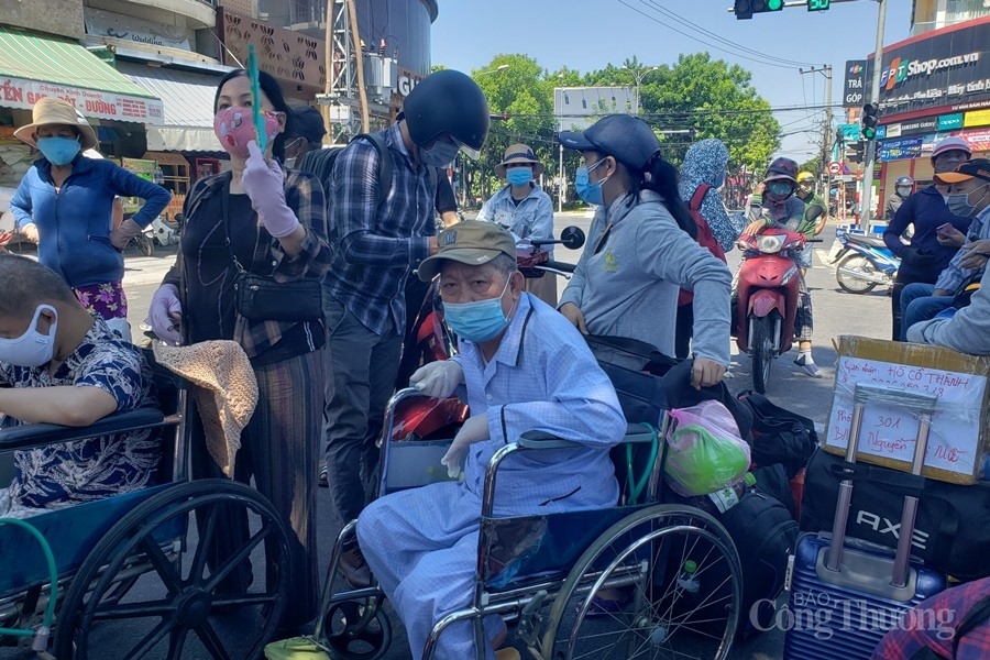 Đà Nẵng: Ngày đầu phong tỏa bệnh viện, bệnh nhân xếp hàng chờ vào chạy thận da nang ngay dau phong toa benh vien benh nhan xep hang cho vao chay than