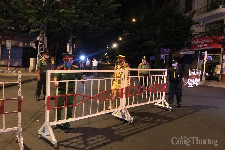 Đà Nẵng: Ngày đầu phong tỏa bệnh viện, bệnh nhân xếp hàng chờ vào chạy thận da nang ngay dau phong toa benh vien benh nhan xep hang cho vao chay than