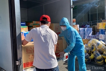 Đà Nẵng: Trao tặng nhiều nhu yếu phẩm, khẩu trang cho các bệnh viện, khu cách ly