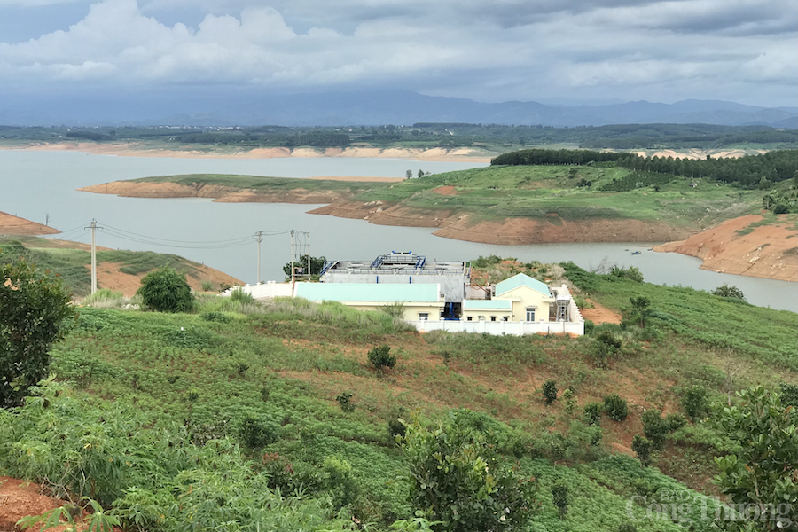 Kon Tum: Nhà máy nước trăm tỷ xây xong để đó, hàng chục nghìn người dân “khát” nước sạch Kon Tum: Nhà máy nước trăm tỷ xây xong để đó, hàng chục nghìn người dân “khát” nước sạch