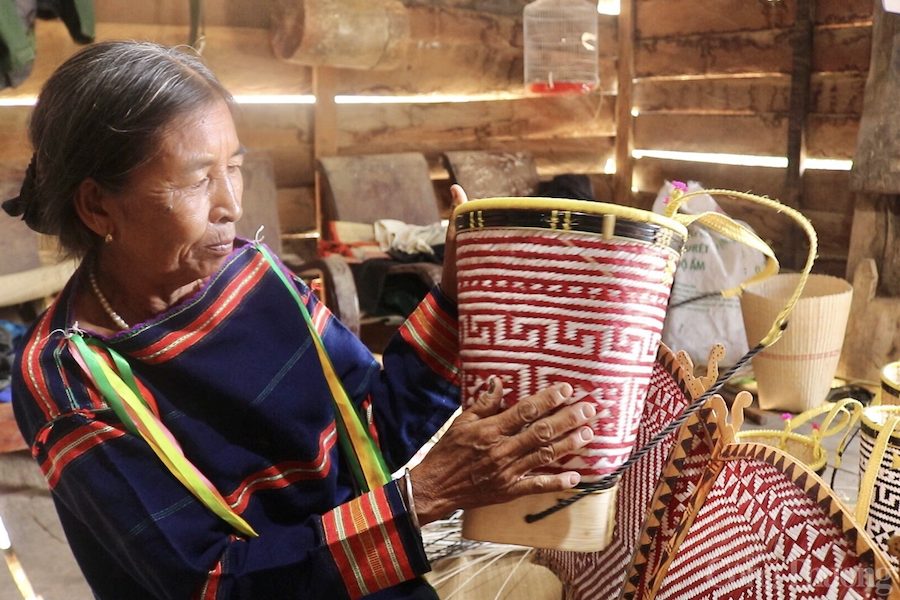 Làm nhà rông siêu nhỏ, lão ông người Banah kiếm bạc triệu