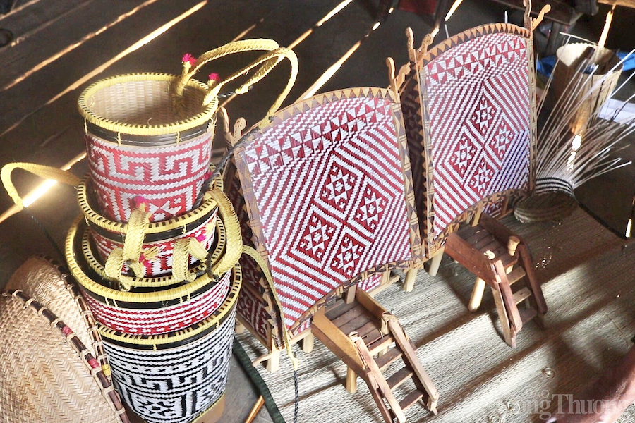 Làm nhà rông siêu nhỏ, lão ông người Banah kiếm bạc triệu