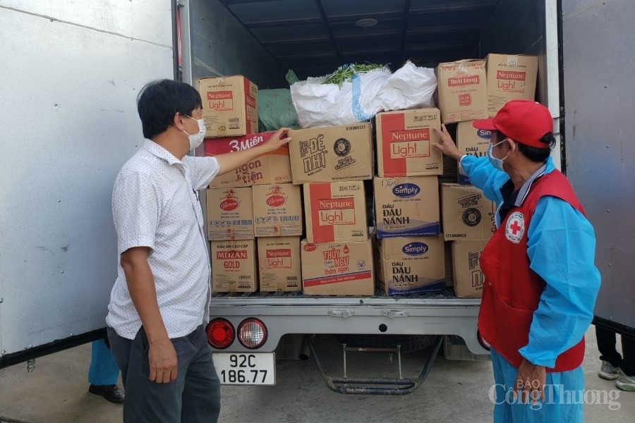 Quảng Nam gửi hơn 30 tấn thực phẩm thiết yếu chung sức cùng Đà Nẵng chống dịch
