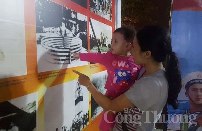 hang chuc nghin nguoi tham quan hoi sach lien chieu va trien lam hoang sa chu quyen cua viet nam