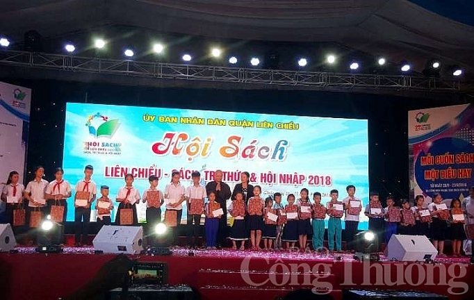 hang chuc nghin nguoi tham quan hoi sach lien chieu va trien lam hoang sa chu quyen cua viet nam