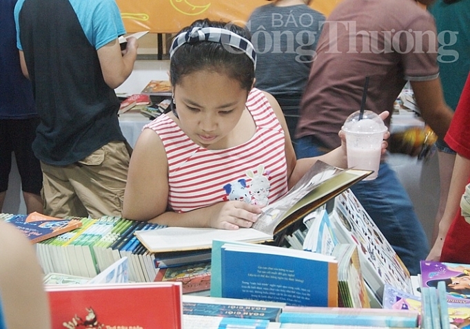 hang chuc nghin nguoi tham quan hoi sach lien chieu va trien lam hoang sa chu quyen cua viet nam