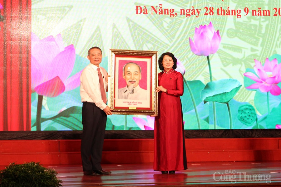 Phó Chủ tịch nước Đặng Thị Ngọc Thịnh dự Đại hội thi đua yêu nước TP. Đà Nẵng lần thứ V Phó Chủ tịch nước Đặng Thị Ngọc Thịnh dự Đại hội thi đua yêu nước TP. Đà Nẵng lần thứ V