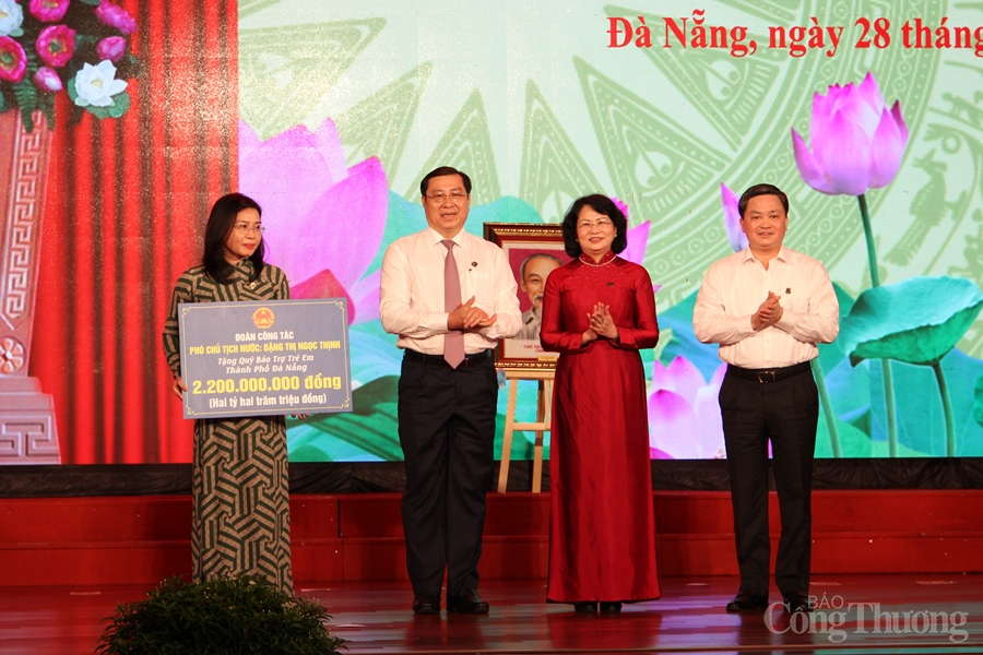 Phó Chủ tịch nước Đặng Thị Ngọc Thịnh dự Đại hội thi đua yêu nước TP. Đà Nẵng lần thứ V Phó Chủ tịch nước Đặng Thị Ngọc Thịnh dự Đại hội thi đua yêu nước TP. Đà Nẵng lần thứ V