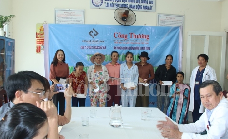 Báo Công Thương và Công ty CP Đầu tư Hoàng Nhất Nam trao quà cho bệnh nhân nghèo bao cong thuong va cong ty cp dau tu hoang nhat nam trao qua cho benh nhan ngheo