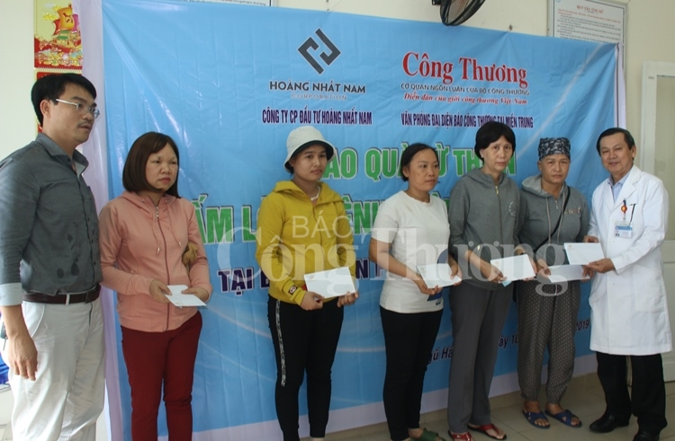 Báo Công Thương và Công ty CP Đầu tư Hoàng Nhất Nam trao quà cho bệnh nhân nghèo bao cong thuong va cong ty cp dau tu hoang nhat nam trao qua cho benh nhan ngheo