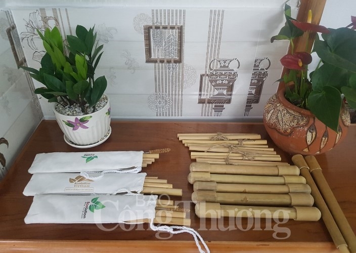 chang trai vac tu va moi truong voi du an ong hut tre va san pham tu soi rom lua mach