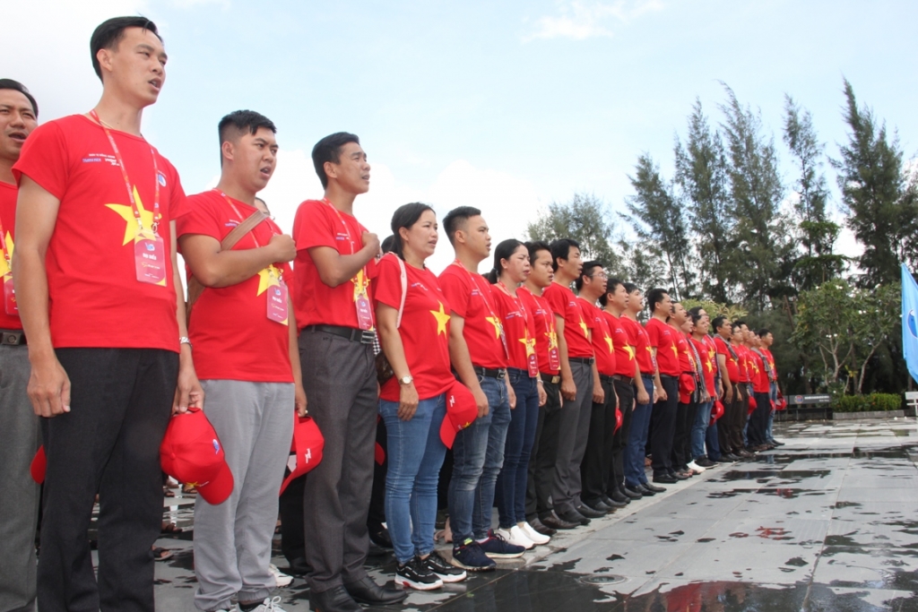 thanh nien khanh hoa truyen lua tinh yeu que huong bien dao