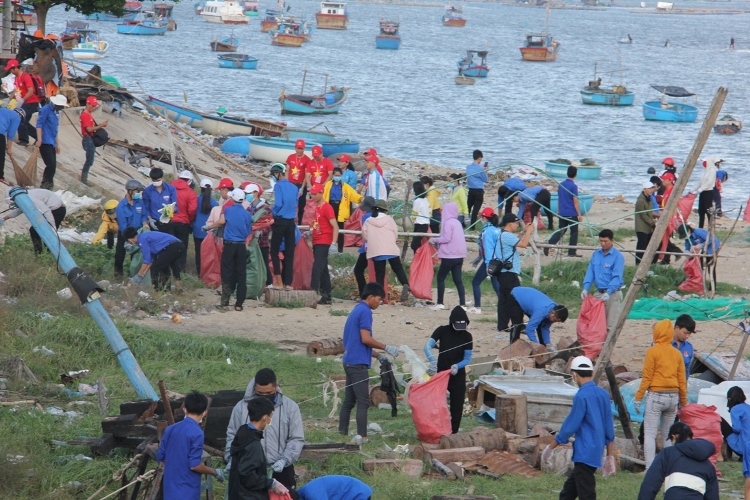 thanh nien khanh hoa truyen lua tinh yeu que huong bien dao