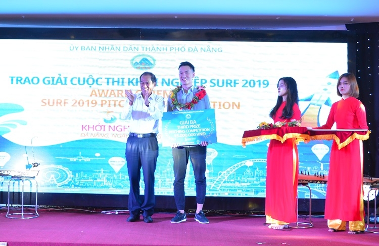Thiết bị liên lạc thông minh hỗ trợ người khuyết tật giành giải nhất SURF 2019 thiet bi lien lac thong minh ho tro nguoi khuyet tat gianh giai nhat surf 2019