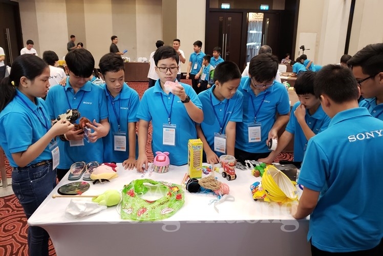 hoc sinh da nang lan dau trai nghiem cong nghe cam bien mesh tu sony