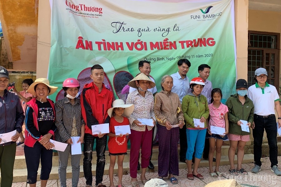 Báo Công Thương cùng Công ty Funi Bamboo tặng quà cho bà con vùng lũ Sơn Thủy (Quảng Bình)