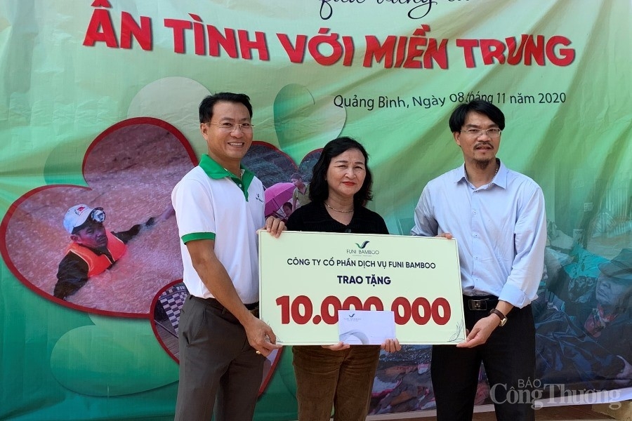 Báo Công Thương cùng Công ty Funi Bamboo tặng quà cho bà con vùng lũ Sơn Thủy (Quảng Bình)