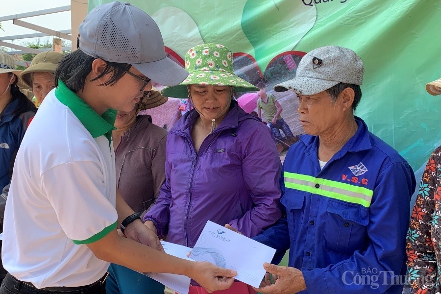 Báo Công Thương cùng Công ty Funi Bamboo tặng quà cho bà con vùng lũ Sơn Thủy (Quảng Bình)