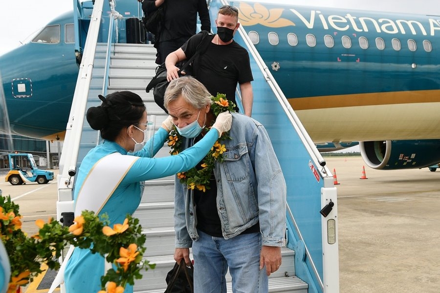 Đoàn khách du lịch quốc tế đầu tiên đến Việt Nam sau 2 năm gián đoạn do dịch Covid – 19 Đoàn khách du lịch quốc tế đầu tiên đến Việt Nam sau 2 năm gián đoạn do dịch Covid – 19