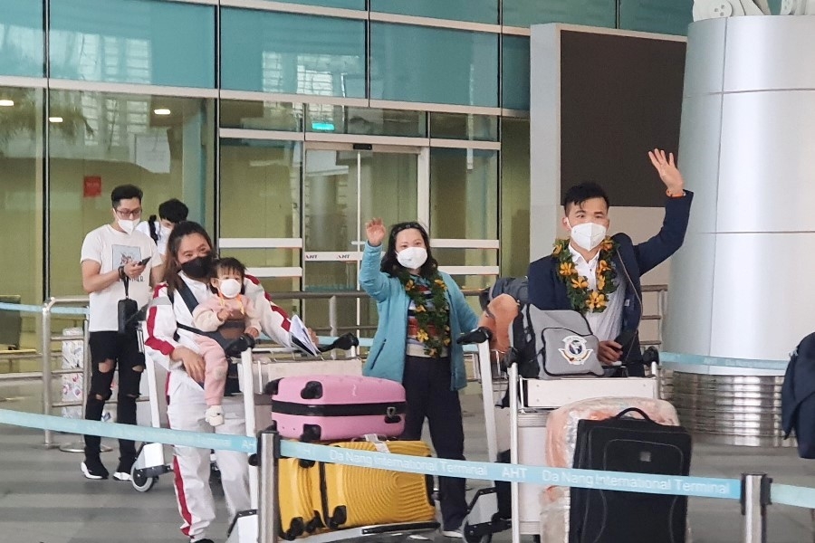 Đoàn khách du lịch quốc tế đầu tiên đến Việt Nam sau 2 năm gián đoạn do dịch Covid – 19 Đoàn khách du lịch quốc tế đầu tiên đến Việt Nam sau 2 năm gián đoạn do dịch Covid – 19