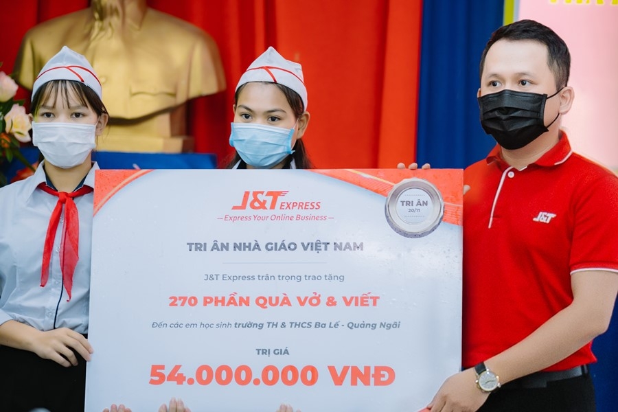 Thương hiệu vận chuyển quốc tế “nối dài tri thức, chuyển con chữ đến vùng cao”