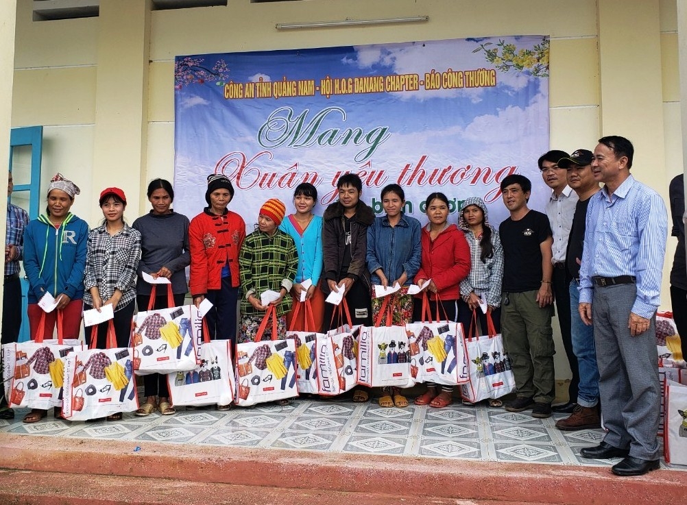 Mang xuân yêu thương đến biên cương mang xuan yeu thuong den bien cuong