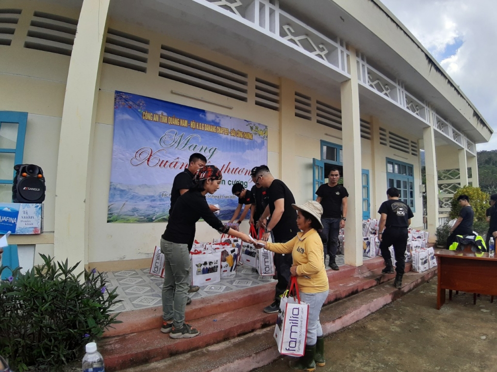 Mang xuân yêu thương đến biên cương mang xuan yeu thuong den bien cuong