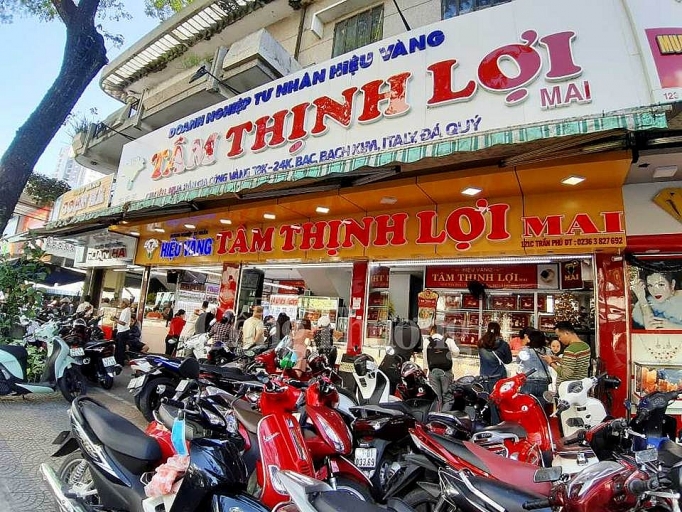 Người dân xếp hàng từ sớm mua vàng đón lộc ngày Thần Tài nguoi dan xep hang tu som mua vang don loc ngay than tai