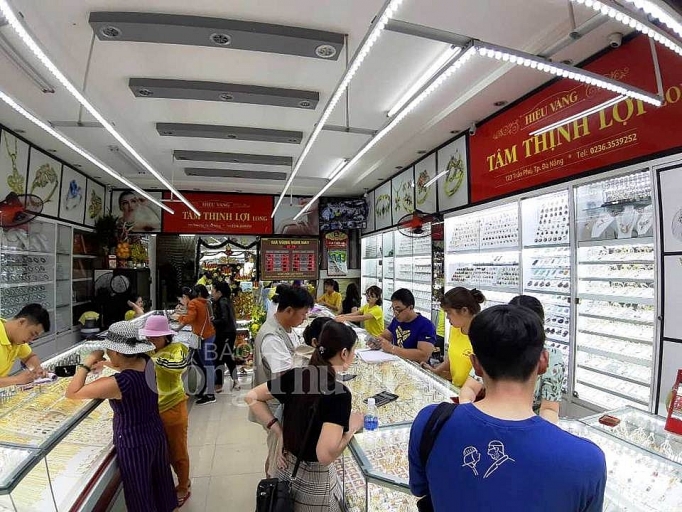 Người dân xếp hàng từ sớm mua vàng đón lộc ngày Thần Tài nguoi dan xep hang tu som mua vang don loc ngay than tai